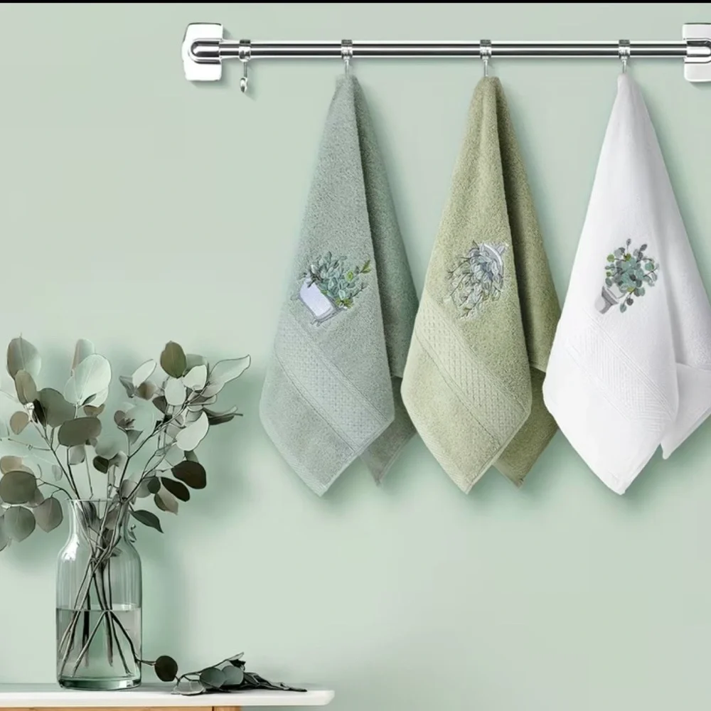 Elegant Green and White Bath Towel Set